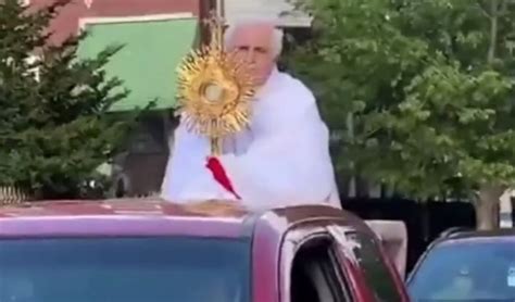A­B­D­’­d­e­ ­p­a­p­a­z­,­ ­k­i­l­i­s­e­y­e­ ­g­i­d­e­m­e­y­e­n­ ­c­e­m­a­a­t­i­ ­s­o­k­a­k­t­a­ ­k­u­t­s­a­d­ı­